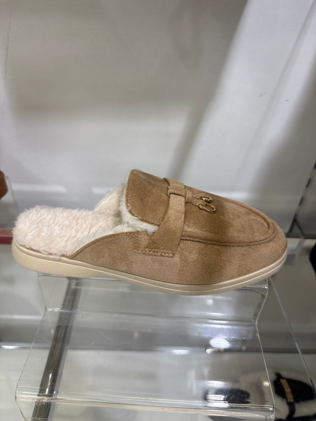 Slipper shoes with gold detail