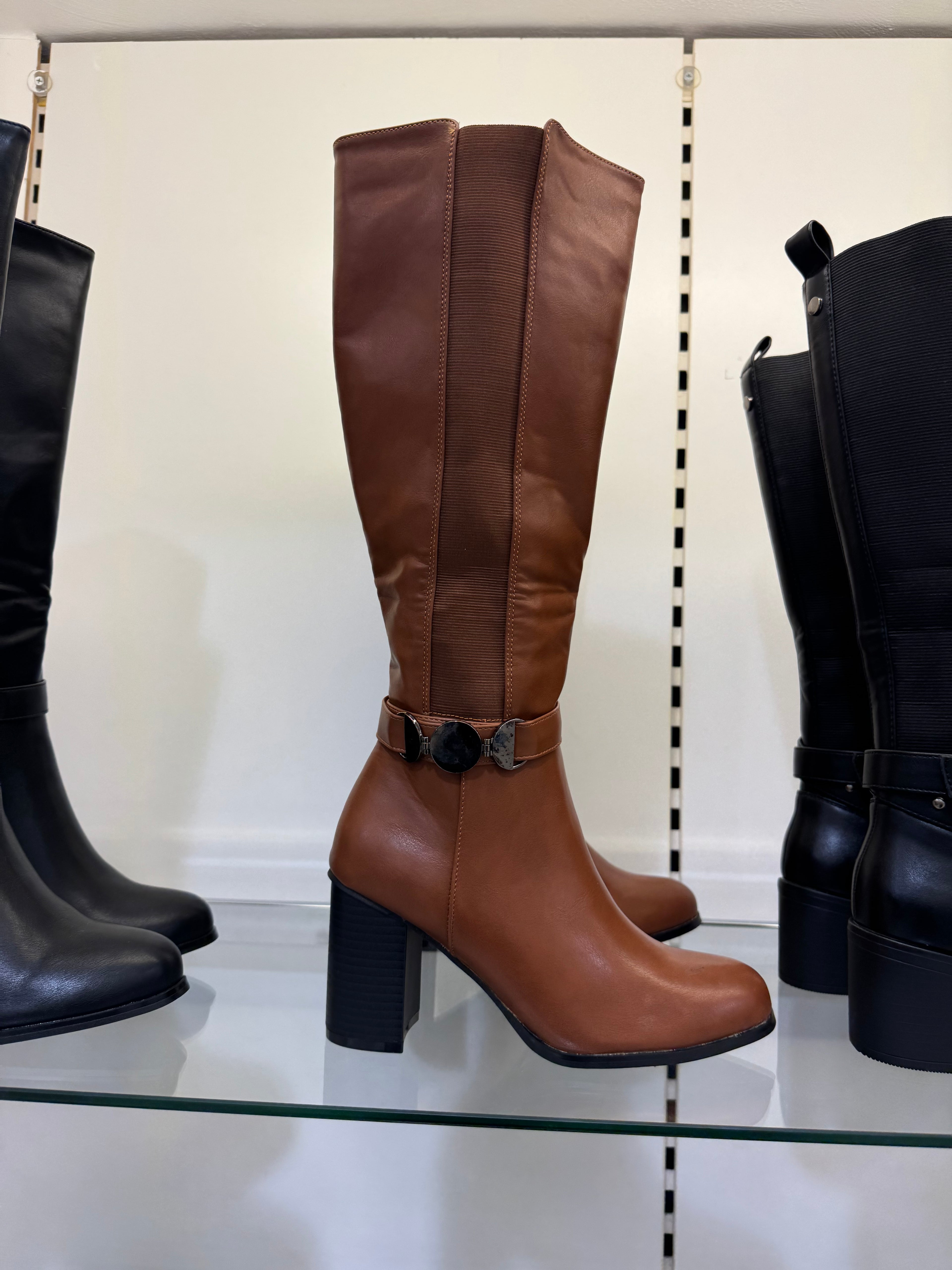 Ladies heeled boots in black or brown