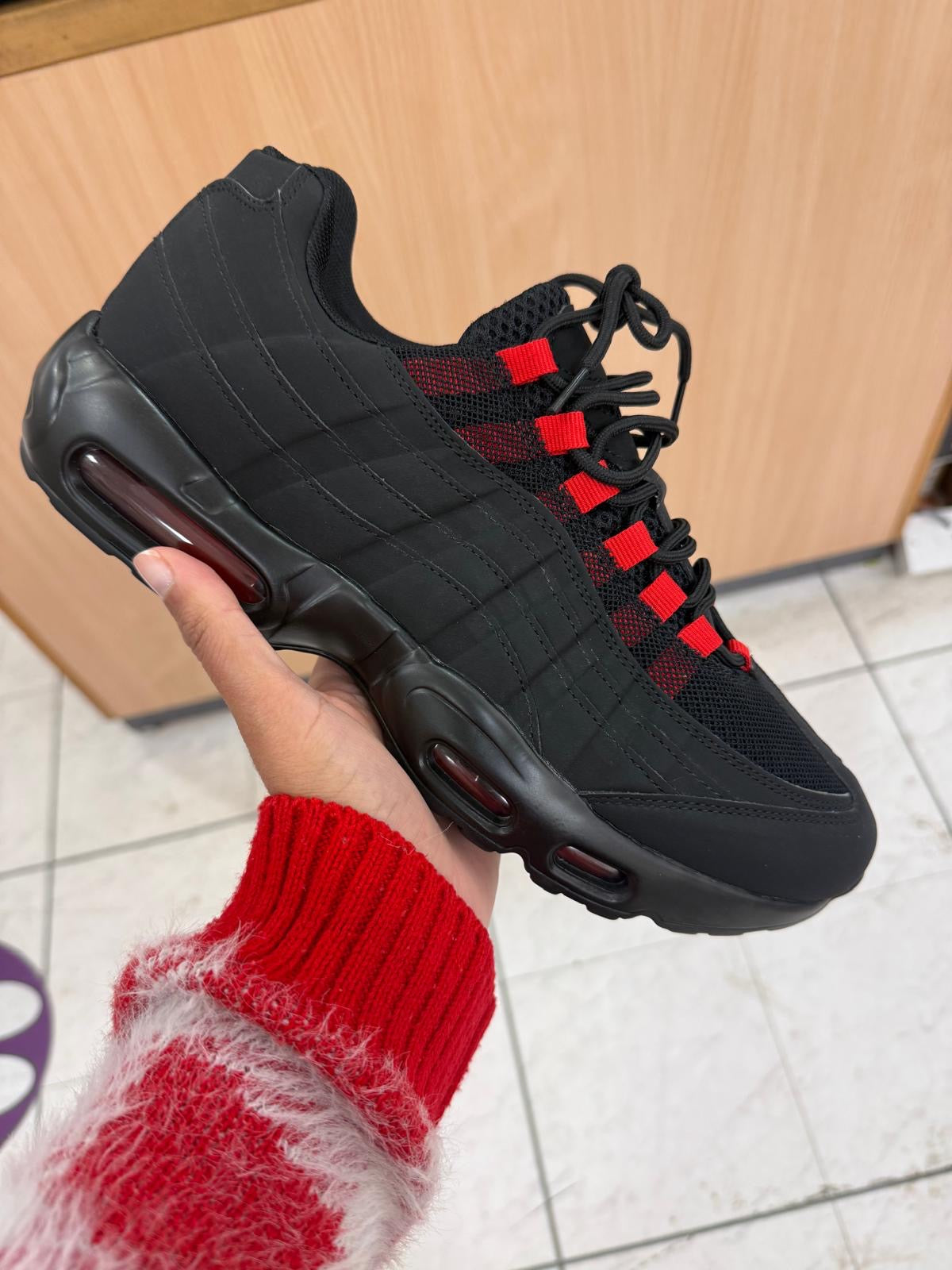 Men’s Trainers Black and Red