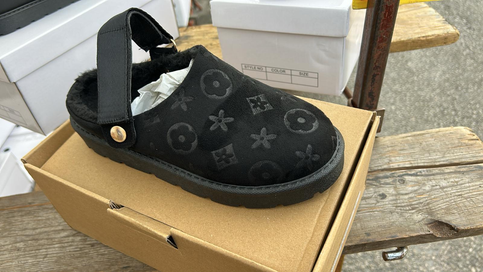 Black sliders for ladies with adjustable straps and trendy patterns