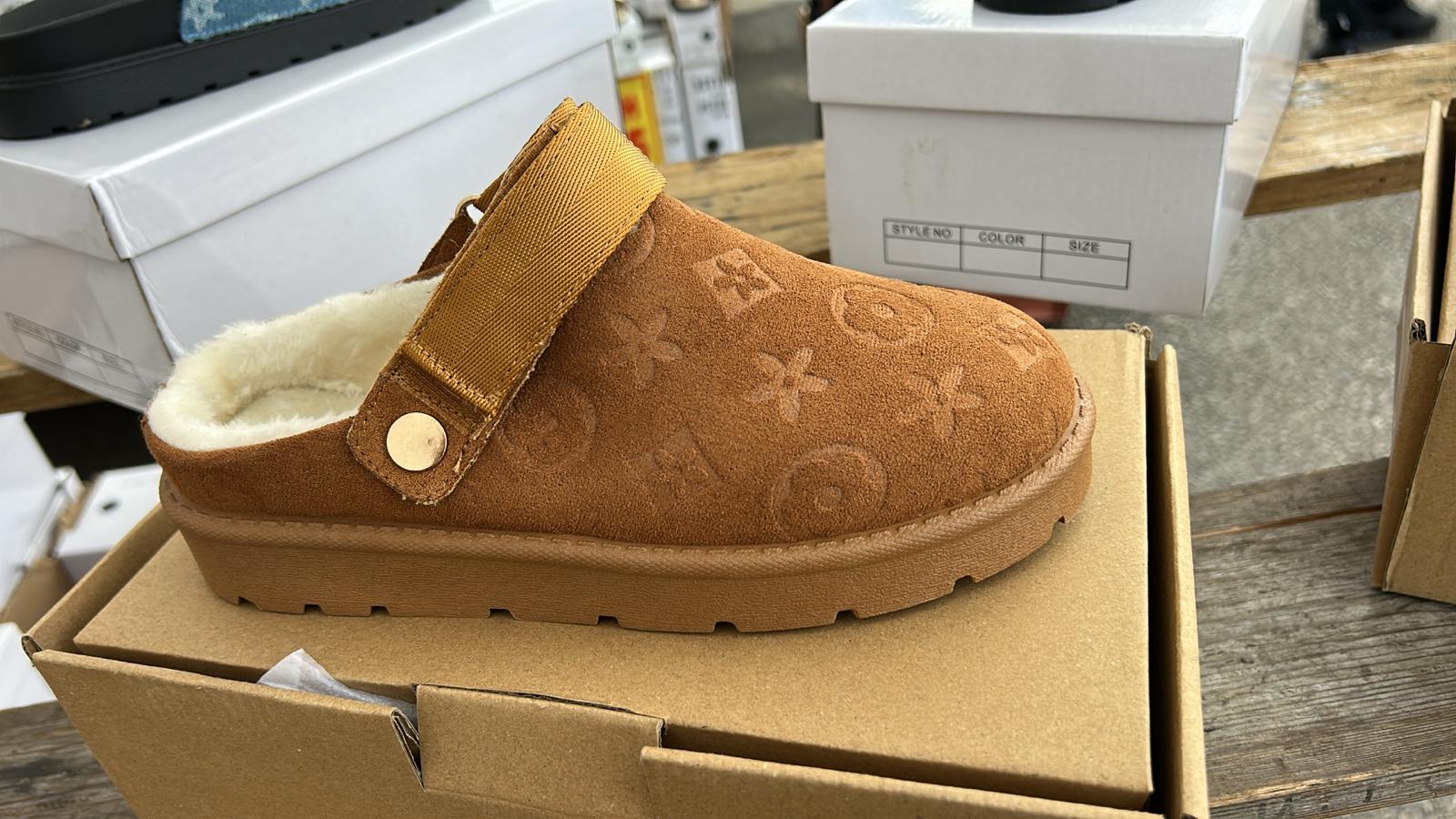 Chesnut sliders for ladies with adjustable straps and trendy patterns