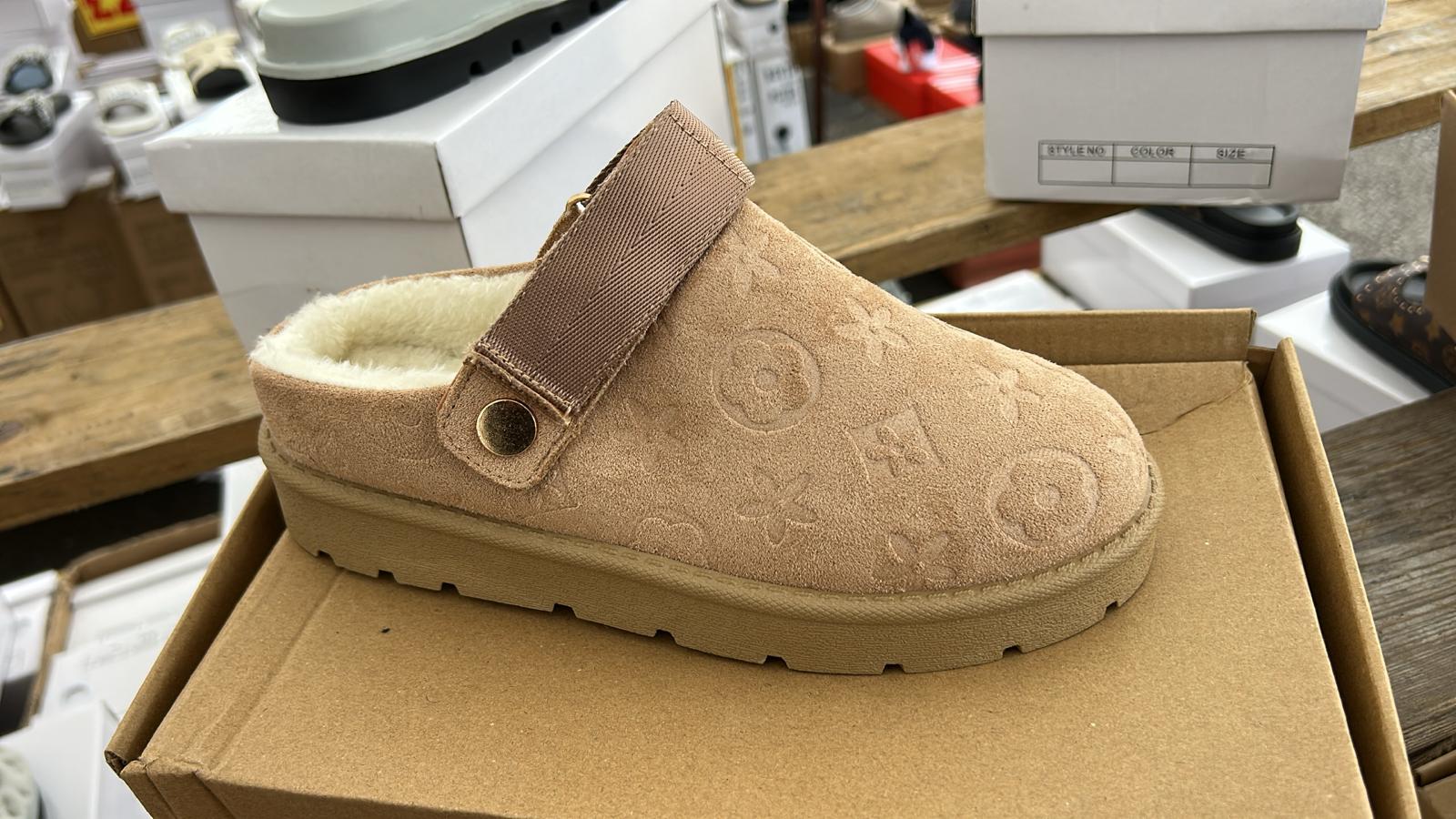 Sandy sliders for ladies with adjustable straps and trendy patterns